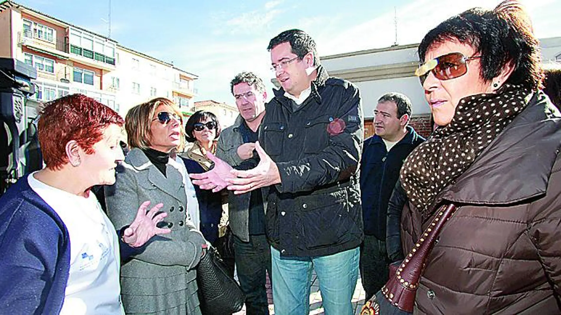 Óscar López y Victorina Alonso conversan con varios trabajadores del hospital de Ávila
