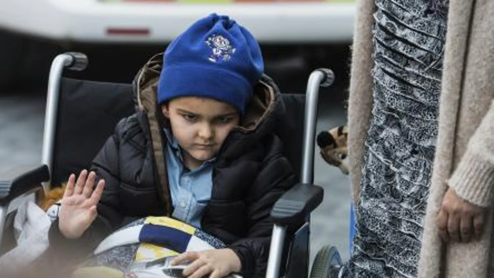 Ashya King, de 5 años y aquejado de un meduloblastoma, pasa las noches junto a su madre en el Hospital Universitario de Motol (Praga)