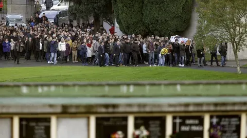 Traslado del féretro durante el entierro del hincha del Deportivo Francisco Javier Romero Taboada 'Jimmy'