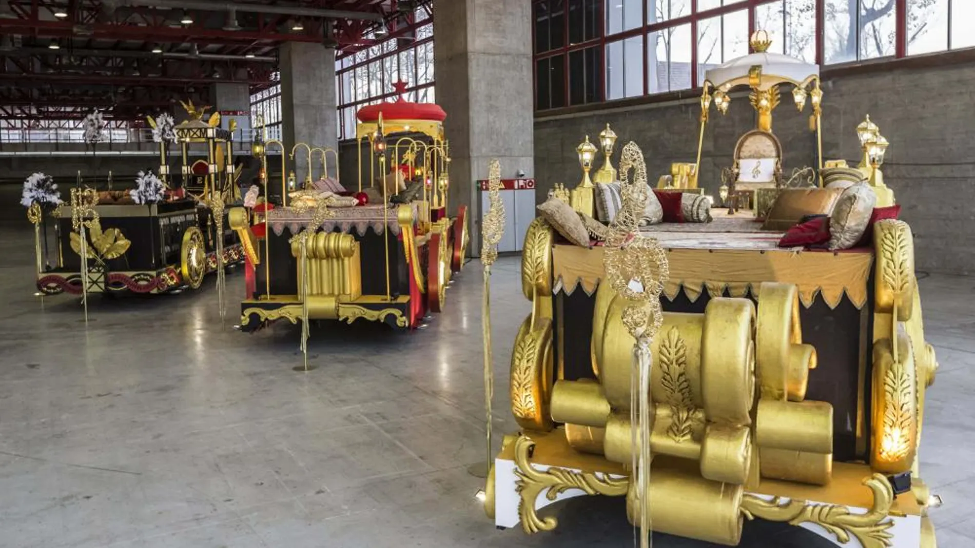 Las tres carrozas de sus Majestades de Oriente que participarán en la Cabalgata de los Reyes Magos de Madrid