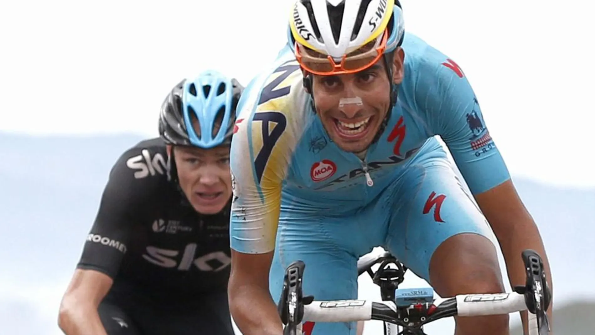 El ciclista italiano del equipo Astana, Fabio Aru, el británico del equipo Sky, Christopher Froome