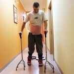 Un paciente realiza ejercicios de rehabilitación en el mismo centro polaco que trata a Darek Fidyka