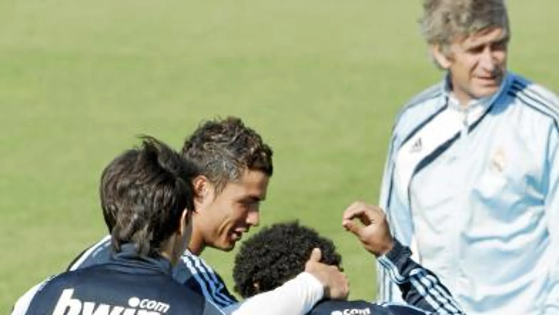 Manuel Pellegrini, entrenador del Real Madrid, pensativo durante un ensayo; cerca de él, Cristiano Ronaldo, el salvavidas del equipo