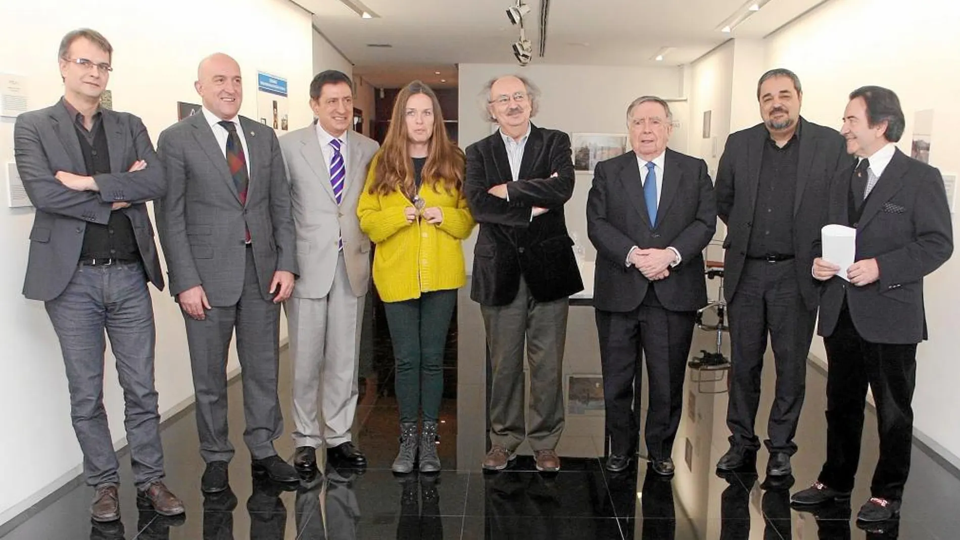 El presidente de la Diputación de Valladolid, Jesús Julio Carnero, junto al impulsor del Premio de Poesía José Zorrilla, Enrique Cornejo, y los miembros del jurado: Luis María Ansón, Antonio Colinas, Carlos Aganzo, Miguel Ángel Matellanes, Bárbara Allende «Ouka Leele» y Jesús Fonseca