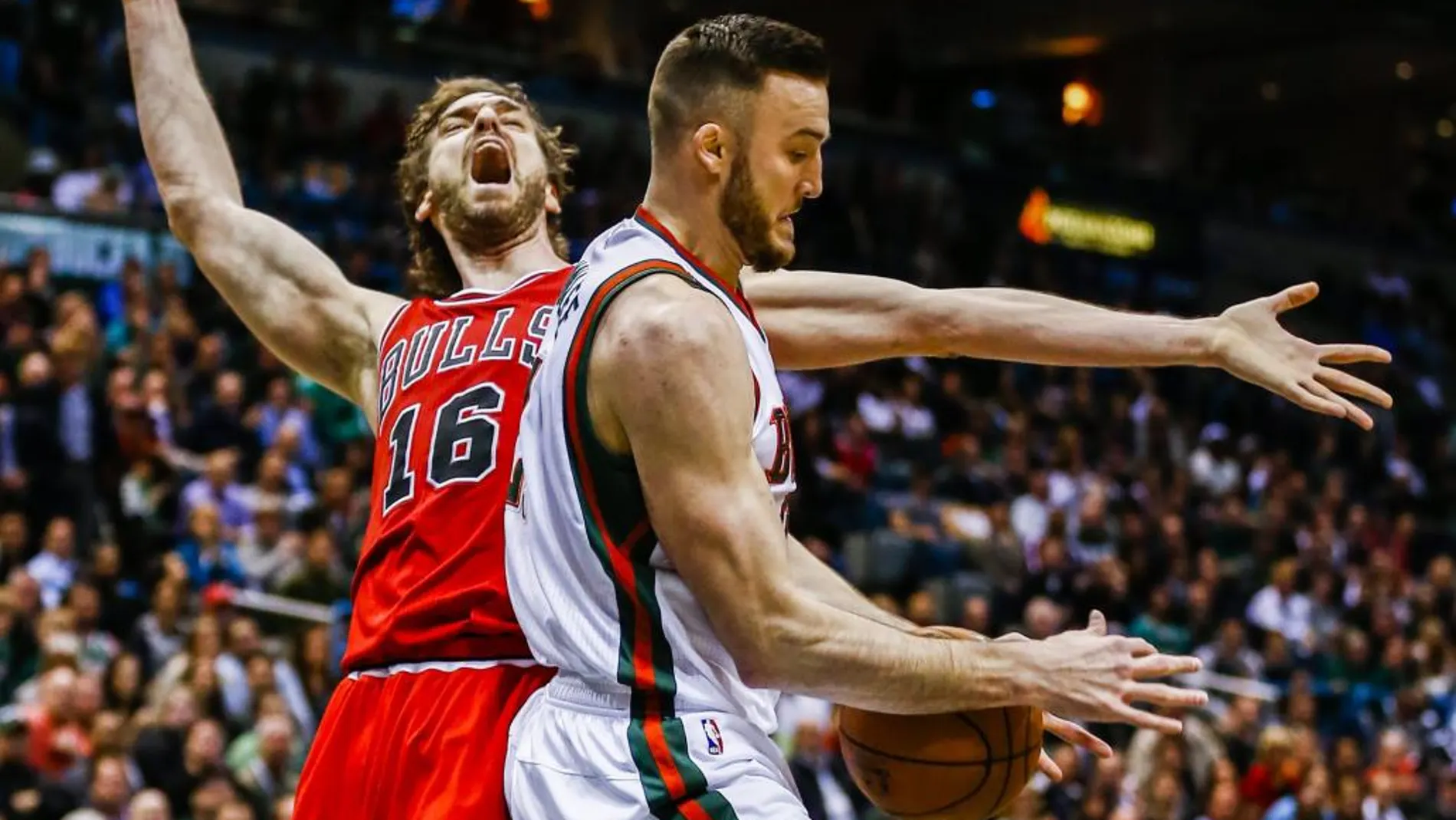 Pau Gasol ante Miles Plumlee de los Bucks