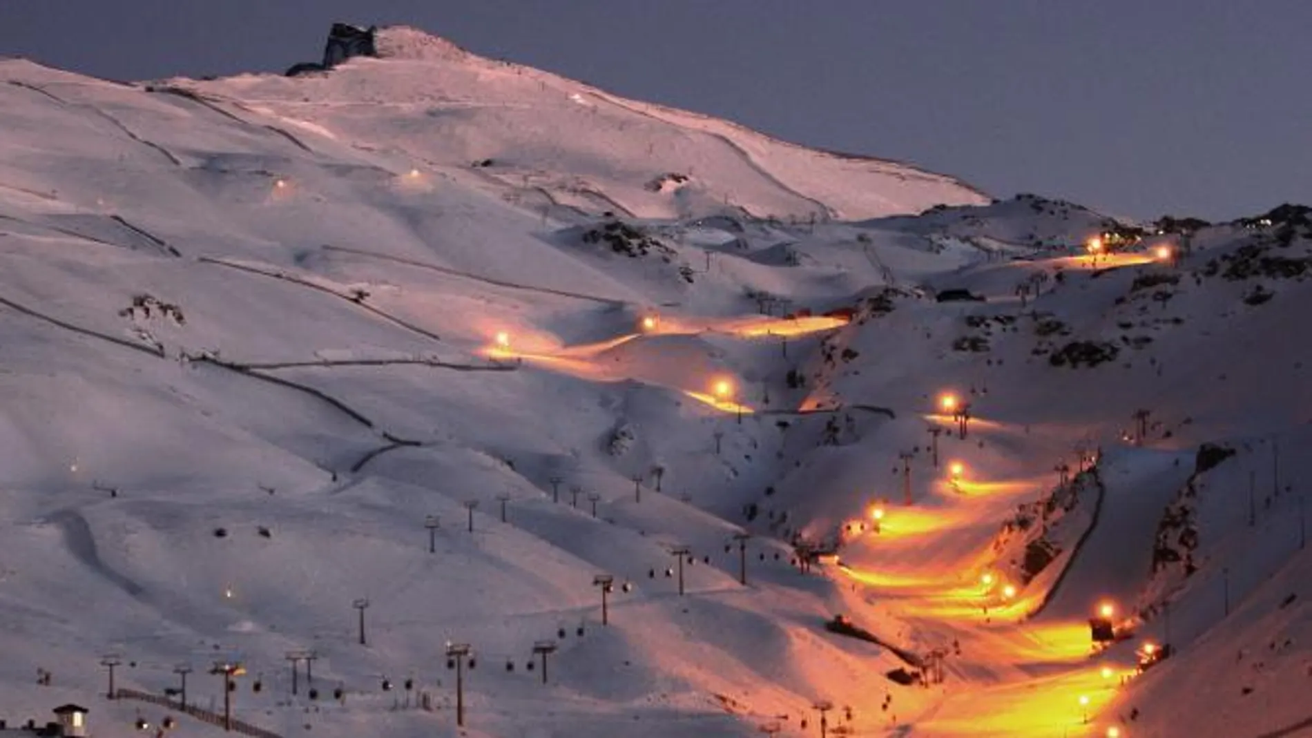 La estación invernal granadina ha inaugurado este año la iluminación nocturna en la pista Maribel