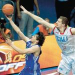 Llull intenta anotar ante la amenaza de Teletovic