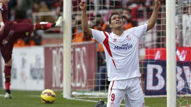 El delantero colombiano del Sevilla Carlos Bacca celebra el gol marcado ante el Córdoba
