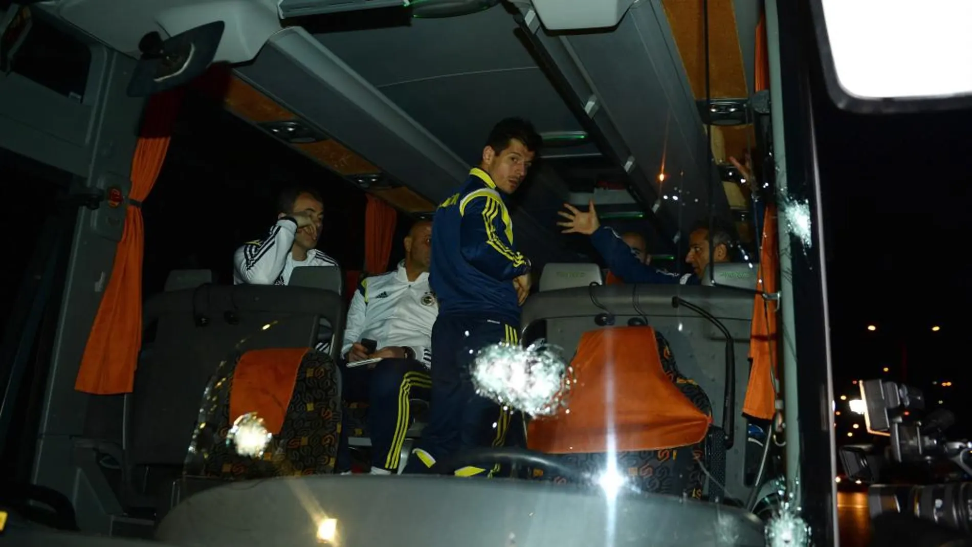 El autobús del líder de la Liga turca, el Fenerbahçe, fue asaltado en pleno viaje