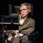 Stephen Hawking le fue diagnosticada esta enfermedad a los 21 años y convivió con ella durante más de 50 años, hasta los 76