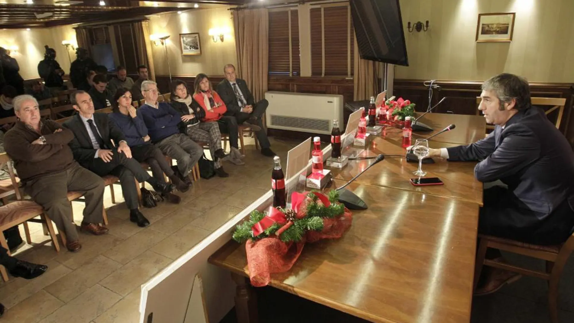 El presidente del Athletic Club, Josu Urrutia (d), hoy durante la rueda de prensa donde ha anunciado la fecha de las próximas elecciones del club vasco.