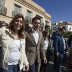 Susana Díaz junto al alcalde de El Viso del Alcor (3i), Manuel García Benítez, momentos antes de mantener un encuentro con mujeres en esta localidad sevillana.