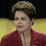 La presidenta brasileña y aspirante a la reelección, Dilma Rousseff, posa para los fotógrafos bebiendo hierba mate en "chimarrón"después de emitir su voto.