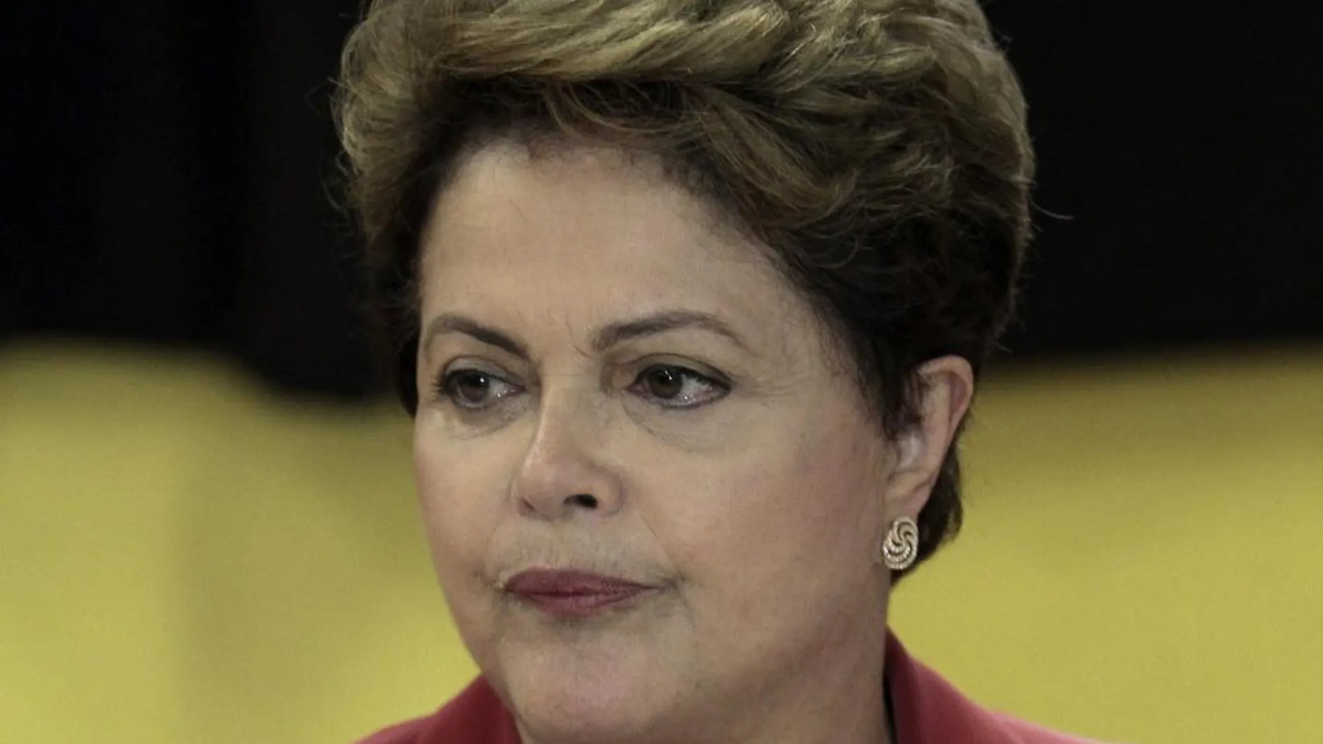 La presidenta brasileña y aspirante a la reelección, Dilma Rousseff, posa para los fotógrafos bebiendo hierba mate en "chimarrón"después de emitir su voto.