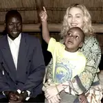  Madonna adopta a una niña de Malawi