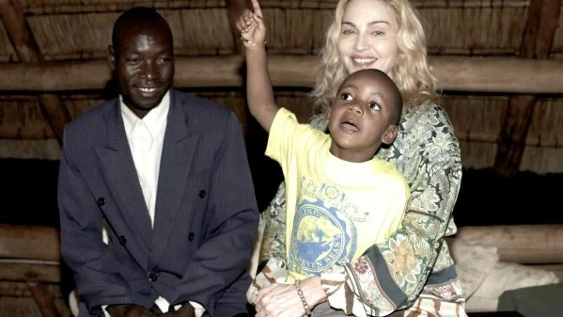 Madonna junto a su hijo David, al que adoptó hace tres años, y el padre biológico del pequeño, Yohane Banda