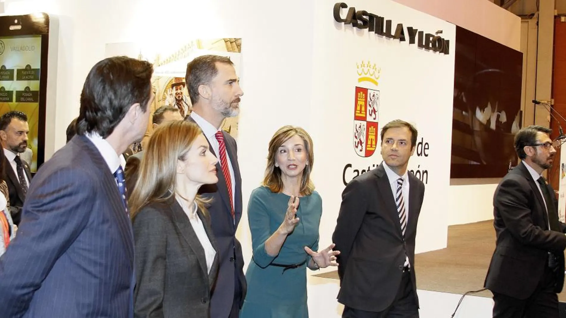 Los Reyes durante su visita al stand de FITUR de Castilla y León.