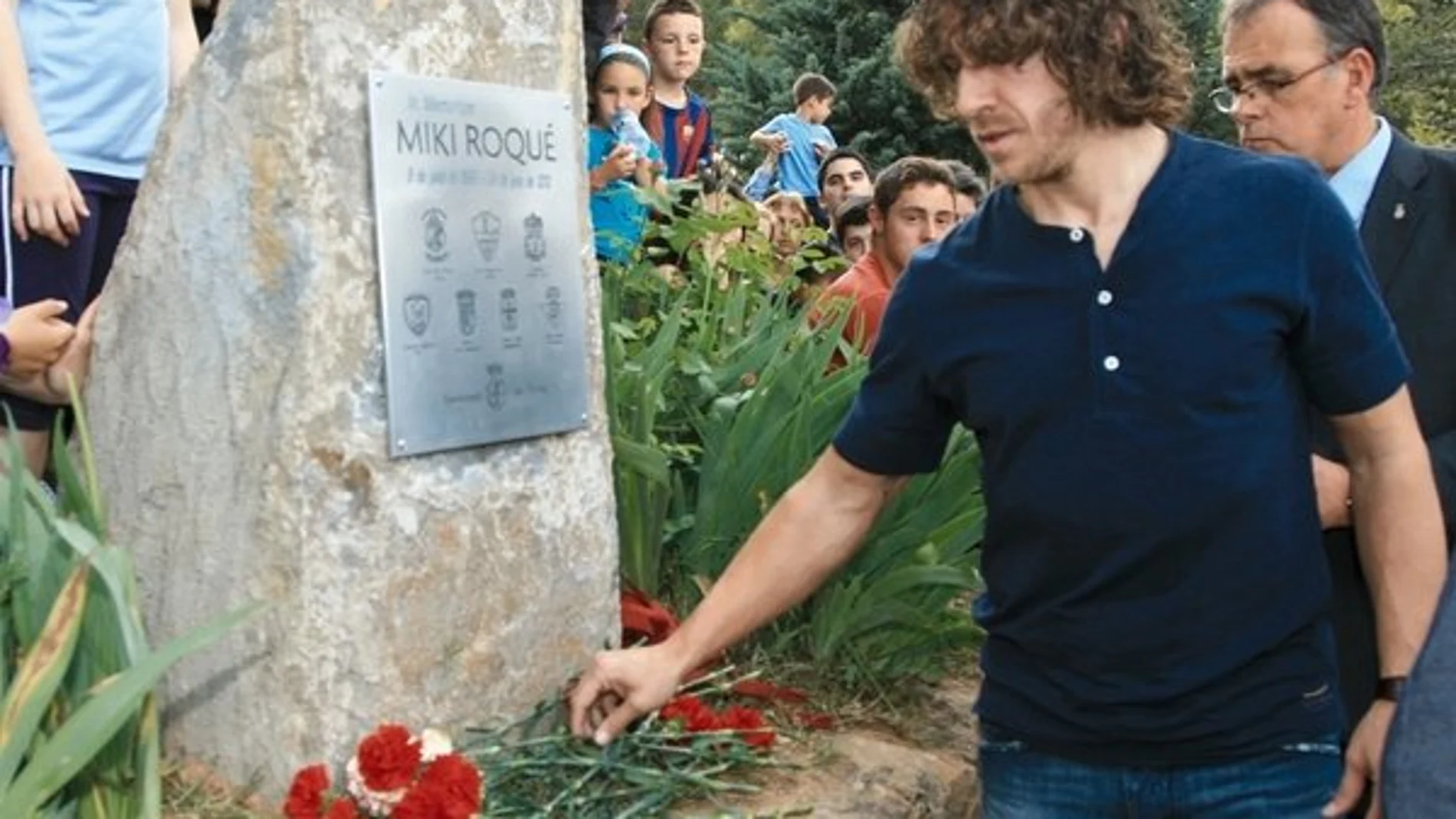 Puyol, en uno de los homenajes en memoria del jugador catalán del Betis Miki Roqué