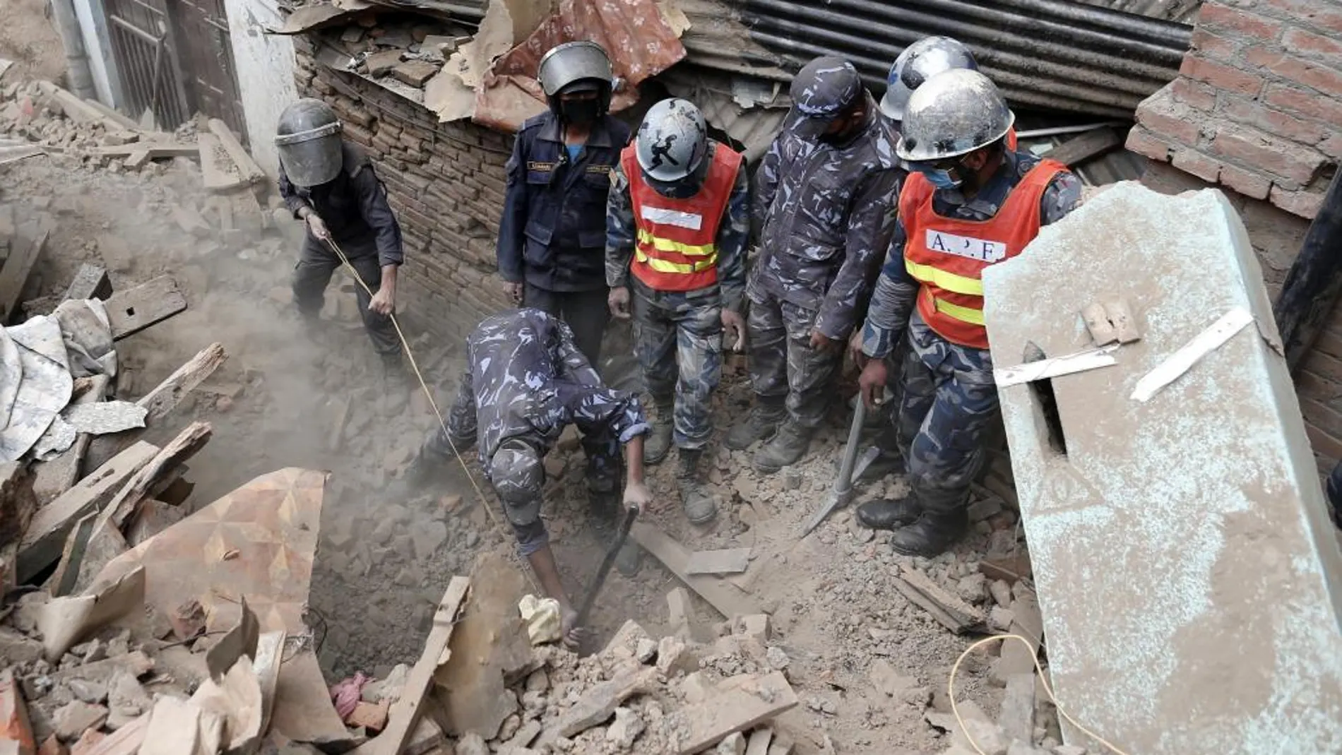 Un equpo de soldados excavan en busca de personas cerca de Bhaktapur, próxima de Katmandú