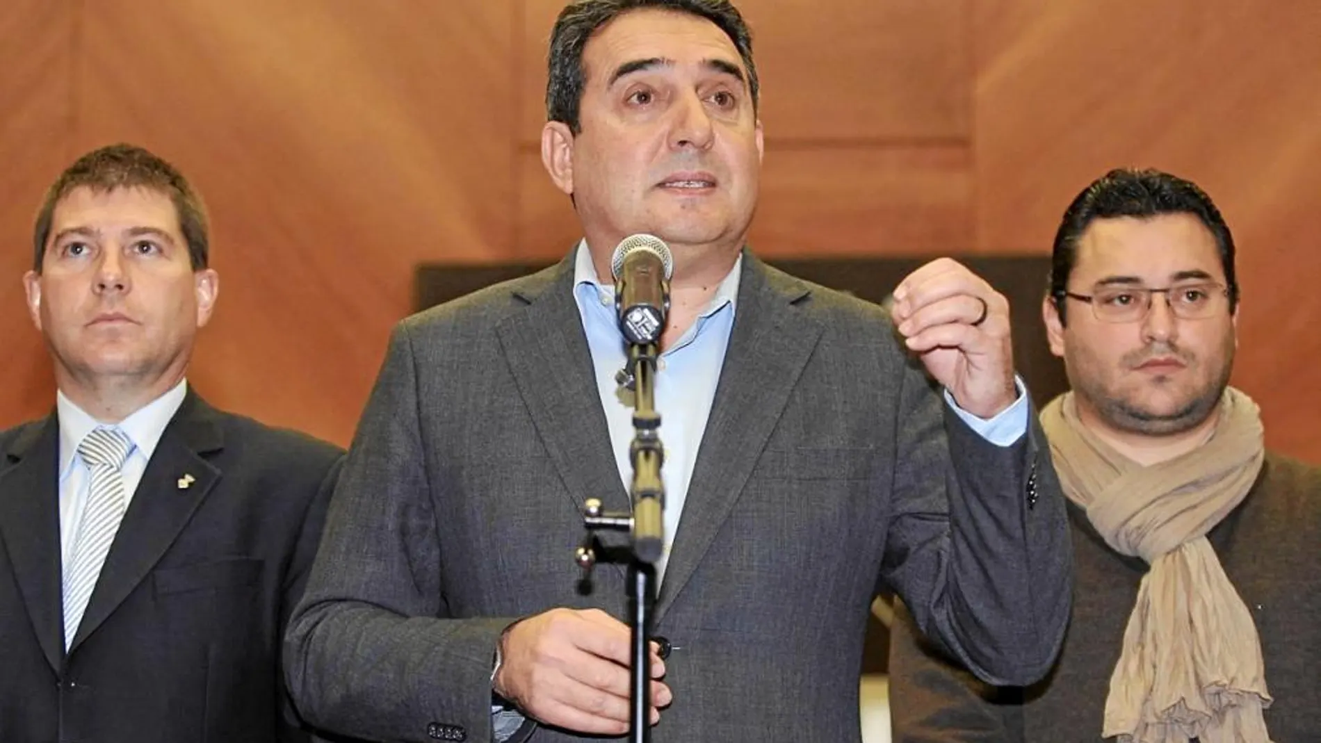 El alcalde de Sabadell, Manuel Bustos, en una comparecencia para defenderse