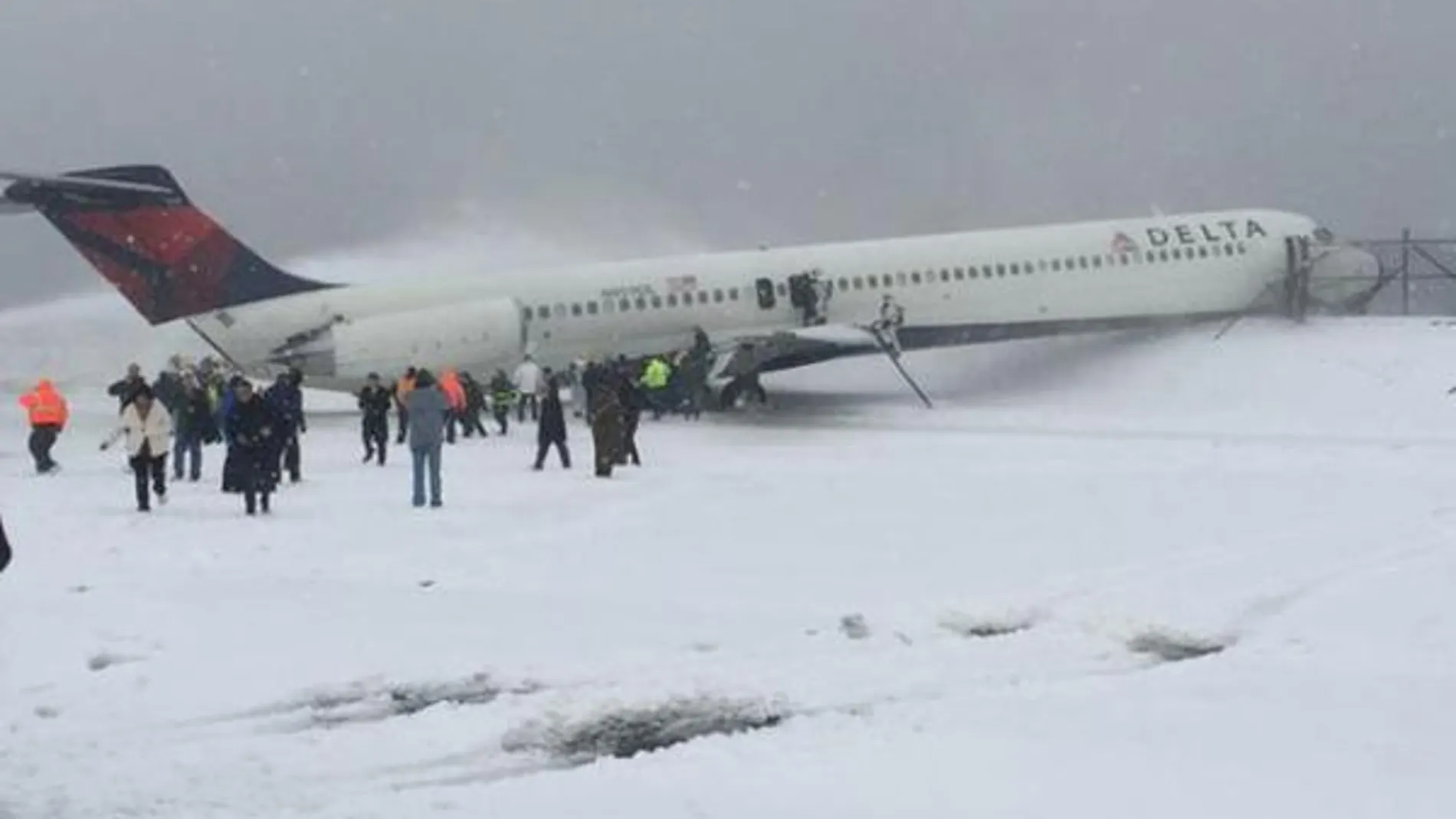 El aeropuerto LaGuardia de Nueva York reabre tras un aparatoso accidente