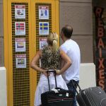 Una pareja ojea opciones de pisos turísticos en el barrio de La Barceloneta
