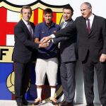 El presidente del FC Barcelona, Sandro Rosell; el jugador brasileño Neymar da Silva; el vicepresidente deportivo, Josep María Bertomeu