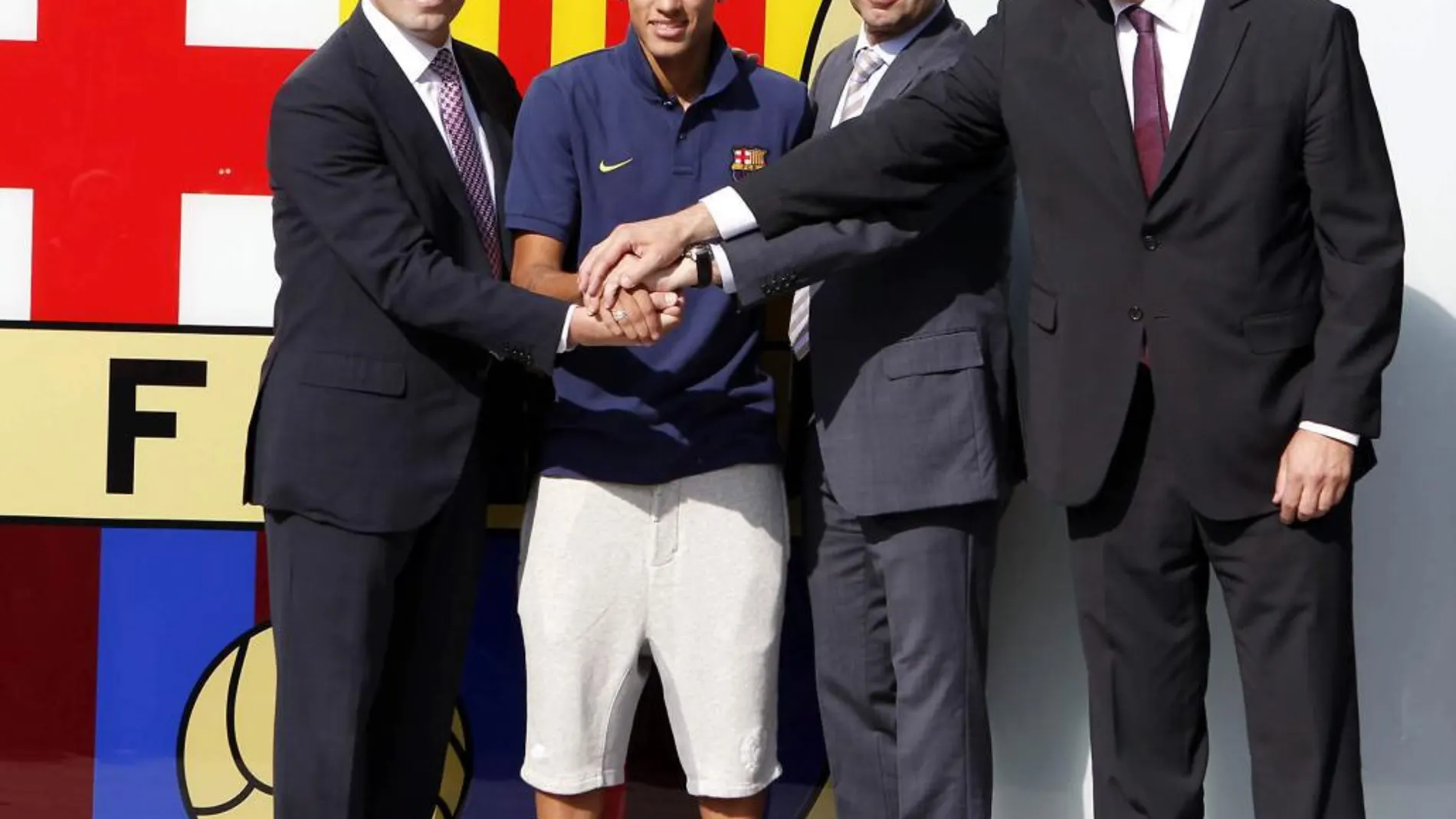 El presidente del FC Barcelona, Sandro Rosell; el jugador brasileño Neymar da Silva; el vicepresidente deportivo, Josep María Bertomeu