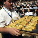 Un camarero sirve una degustación en el congreso San Sebastián Gastronómik