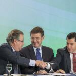 Rafael Catalá, Juanma Moreno y Juan Ignacio Zoido (i), durante su participación en Sevilla en un foro de justicia