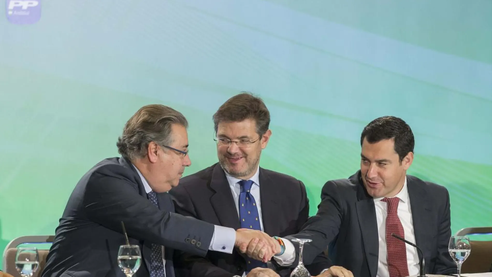Rafael Catalá, Juanma Moreno y Juan Ignacio Zoido (i), durante su participación en Sevilla en un foro de justicia