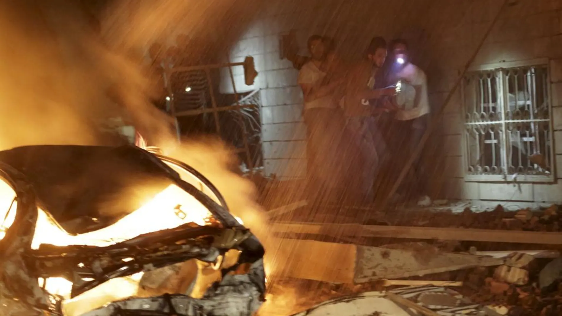 Varios hombres llevan a un civil herido en un bombardeo