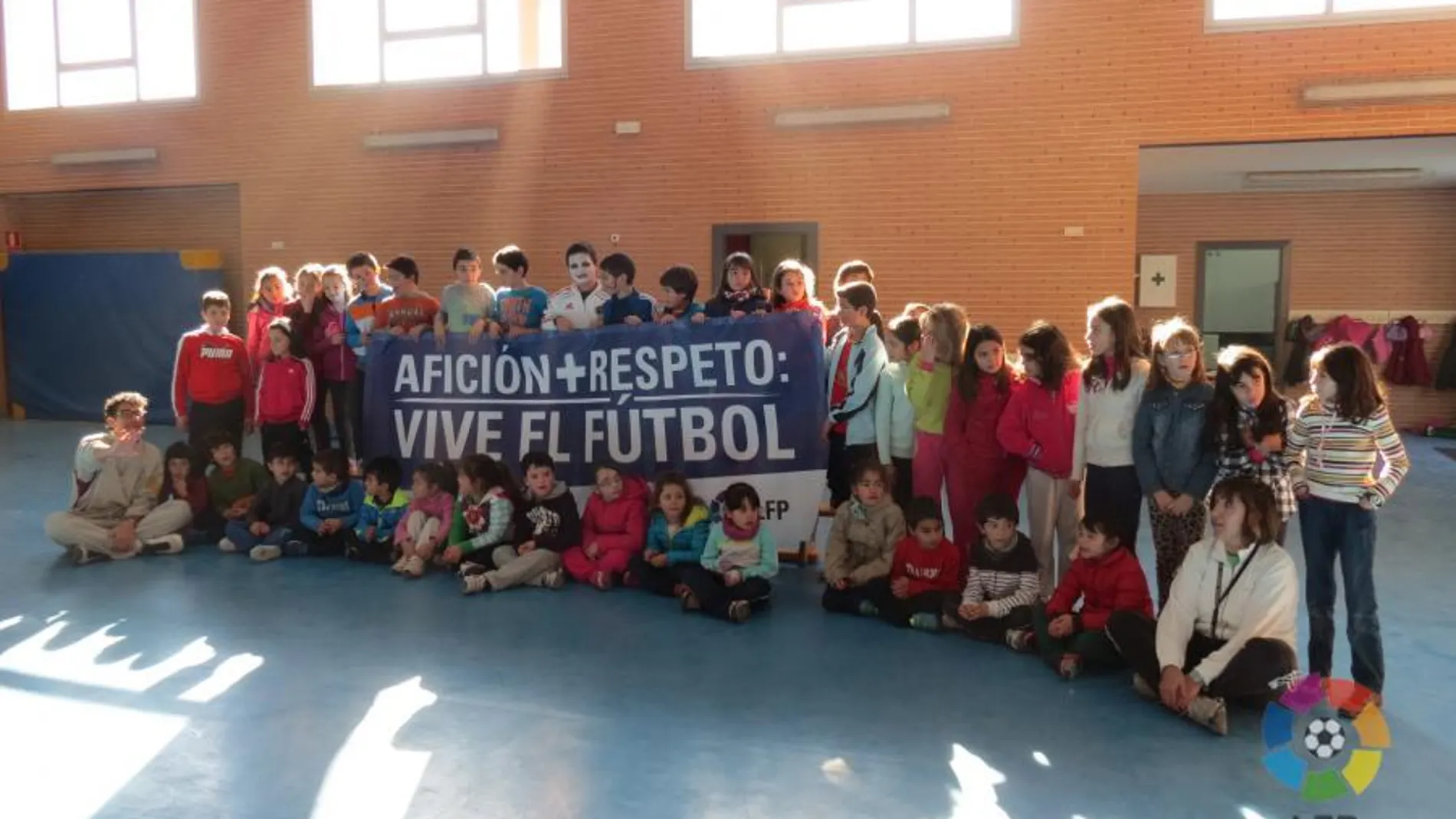 Los alumnos del colegio de Villares de la Reina posan con la lona de la campaña 'Afición + Respeto = Vive el Fútbol'