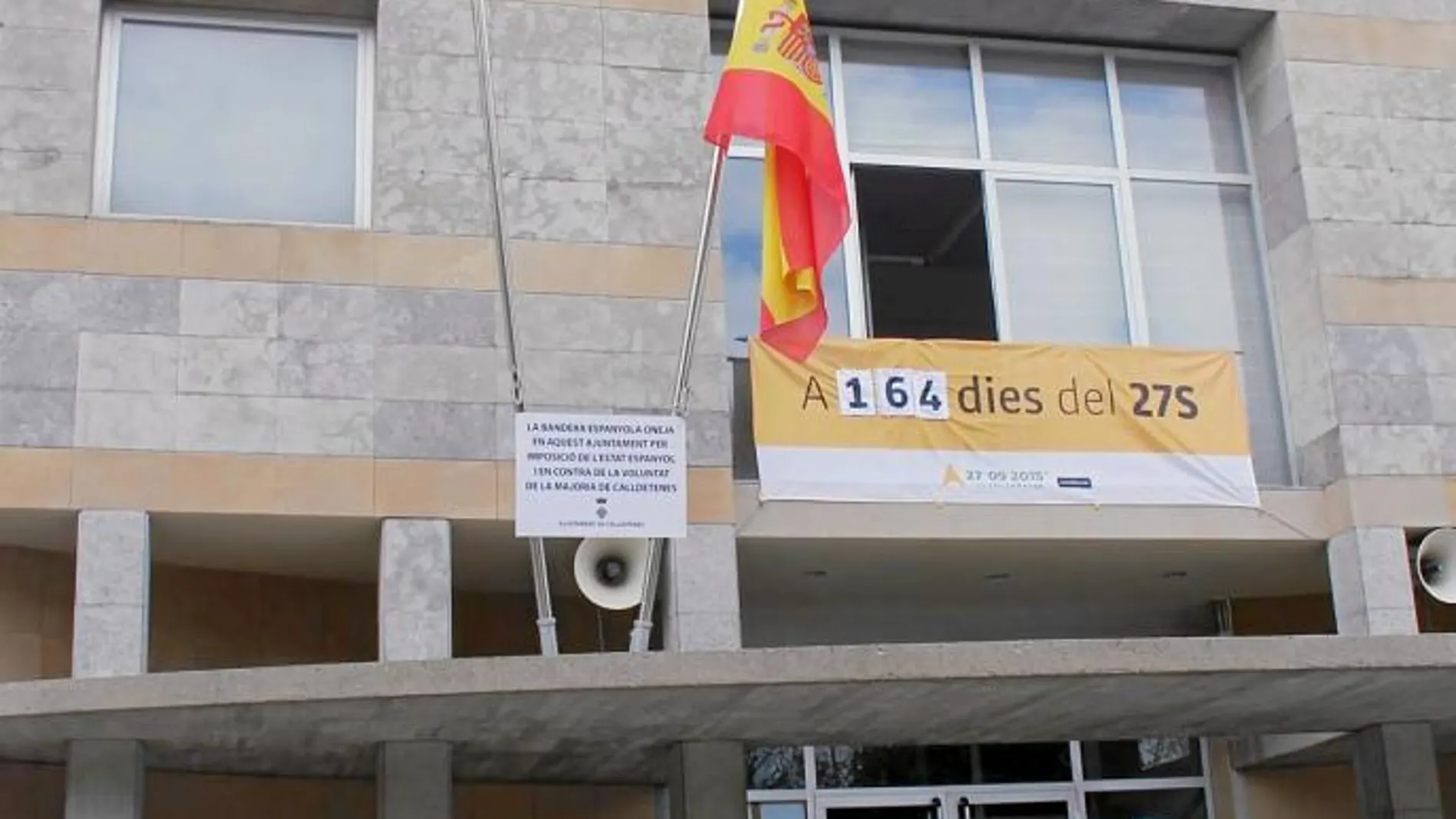 «La bandera española ondea en este ayuntamiento por imposición del Estado español y en contra de voluntad de la mayoría de Calldetenes»