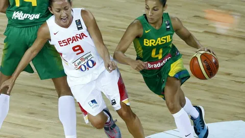 La jugadora española Laia Palau, en un momento del duelo contra Brasil