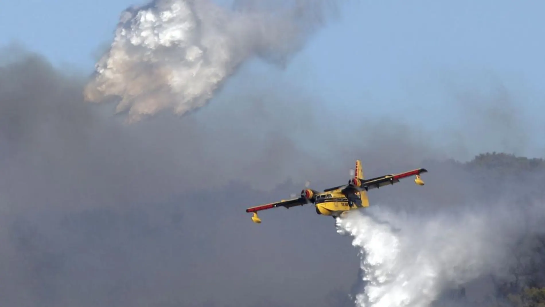 Imagen de archivo de descargas de agua desde aviones contra incendios