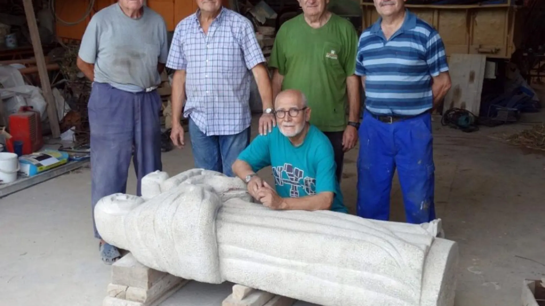 Los hombres con su escultura de 1,86 metros de altura y 760 kilos de peso