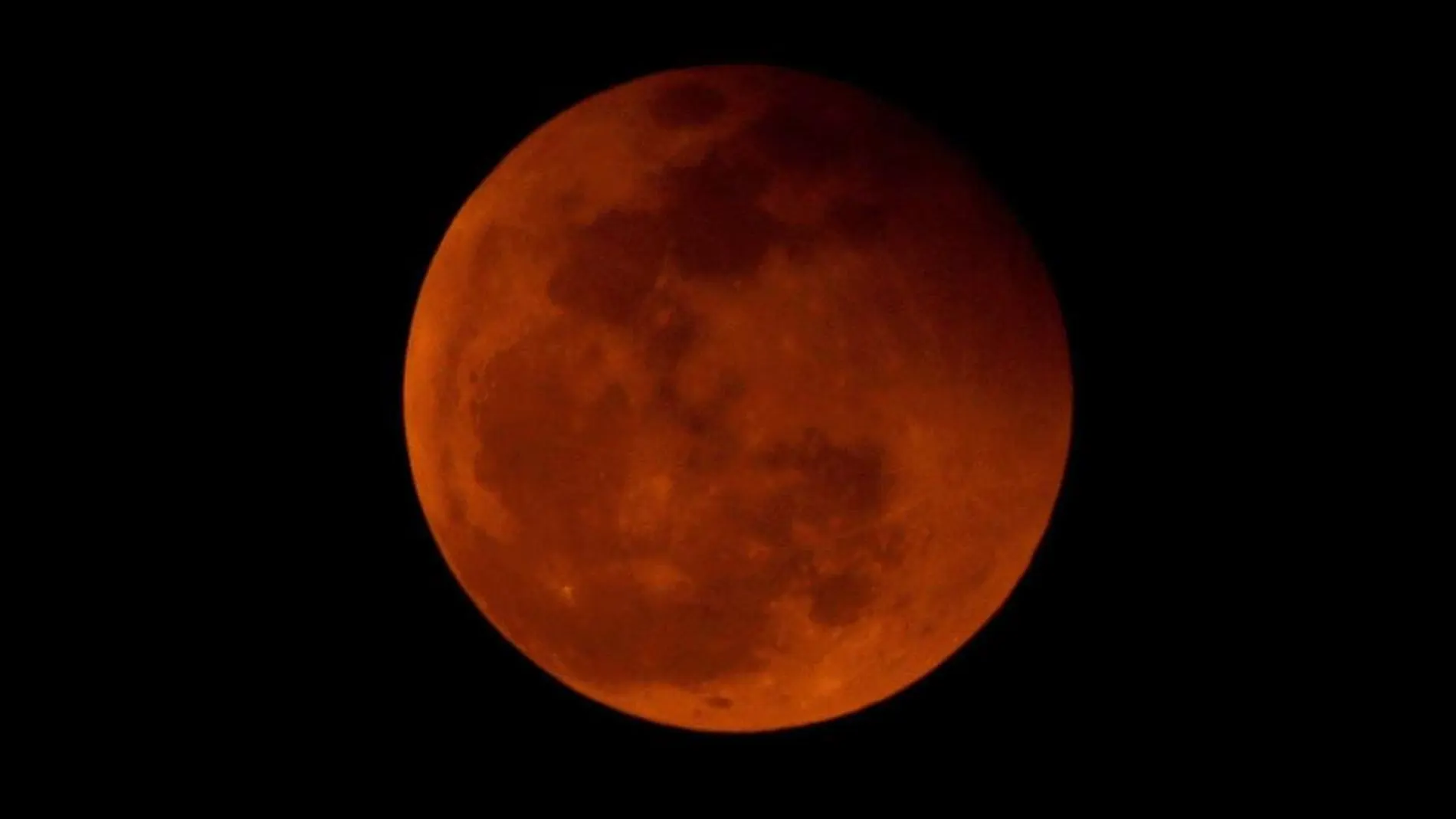 La luna llena se volvió roja durante el eclipse de luna que apenas duró cinco minutos.