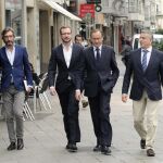 El coordinador de la campaña electoral del PP de Álava, Iñaki Oyarzábal (i), el candidato a la Alcaldía de Vitoria, Javier Maroto (2i), el presidente del PP alavés, Alfonso Alonso (2d), y el diputado general de Álava en funciones, Javier De Andrés (d), momentos antes de la reunión que han mantenido hoy con miembros de la ejecutiva del PNV.