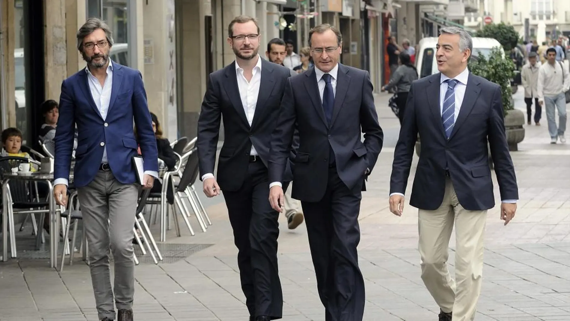 El coordinador de la campaña electoral del PP de Álava, Iñaki Oyarzábal (i), el candidato a la Alcaldía de Vitoria, Javier Maroto (2i), el presidente del PP alavés, Alfonso Alonso (2d), y el diputado general de Álava en funciones, Javier De Andrés (d), momentos antes de la reunión que han mantenido hoy con miembros de la ejecutiva del PNV.