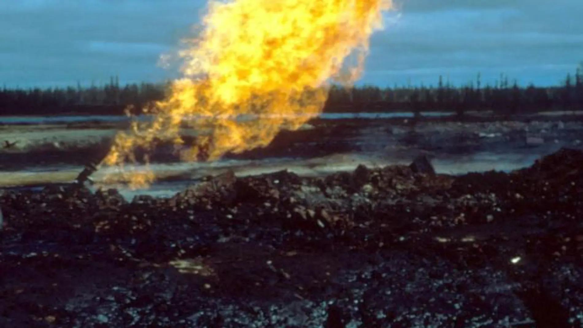 Yacimiento de petróleo cerca de la ciudad ártica de Usinck, en una imagen del año 2000