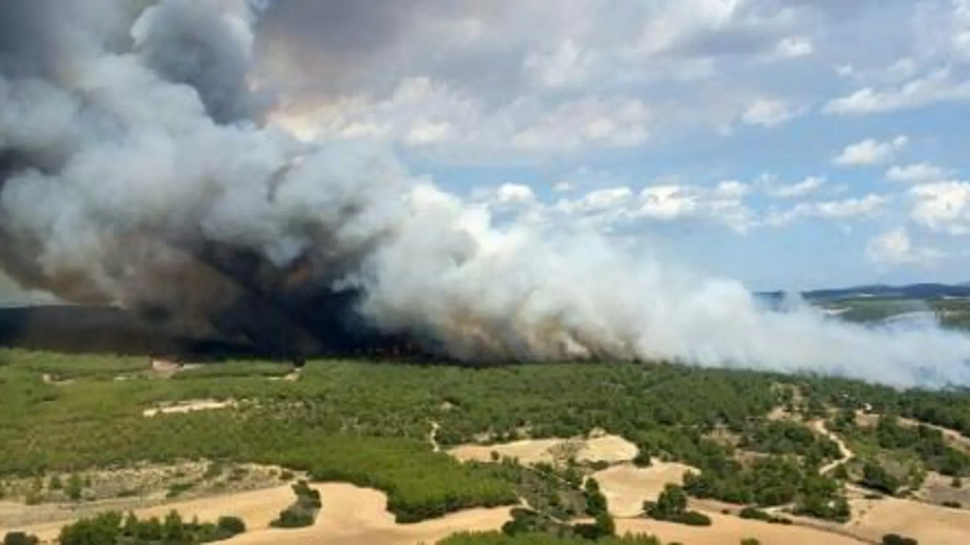Imagen facilitada por el 112 de Murcia sobre un incendio forestal que se ha declarado en Almansa (Albacete)