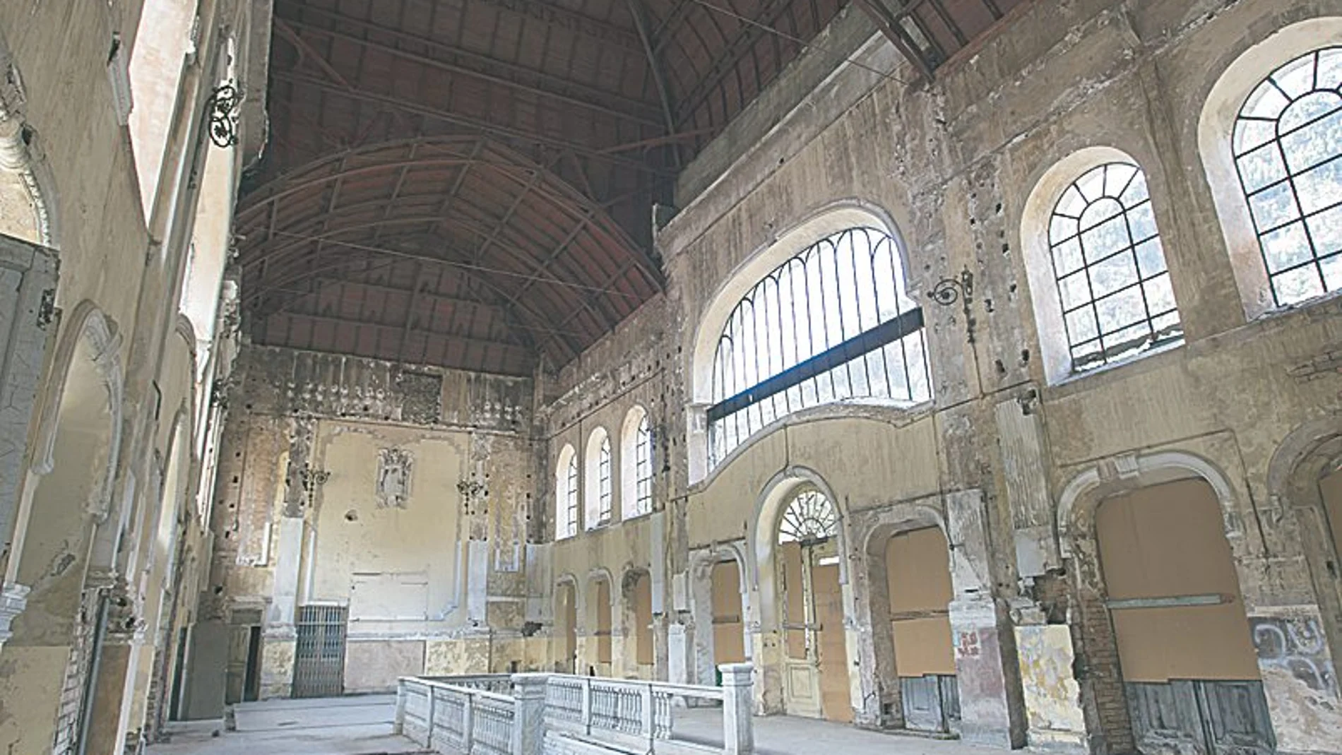 Vestíbulo de entrada. La estación conserva la parte más elegante. Este hall que da cuenta de las esperanzas que se volcaron en ella
