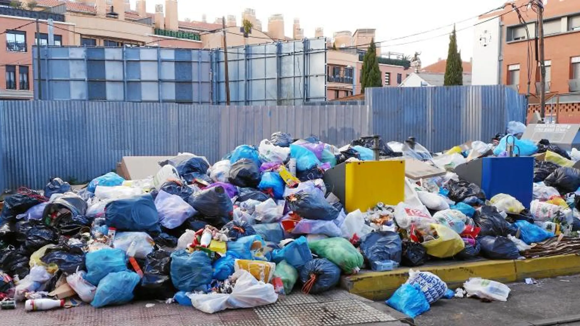 Imagen de la plaza de San Juan de Parla, tras once días de huelga de basura