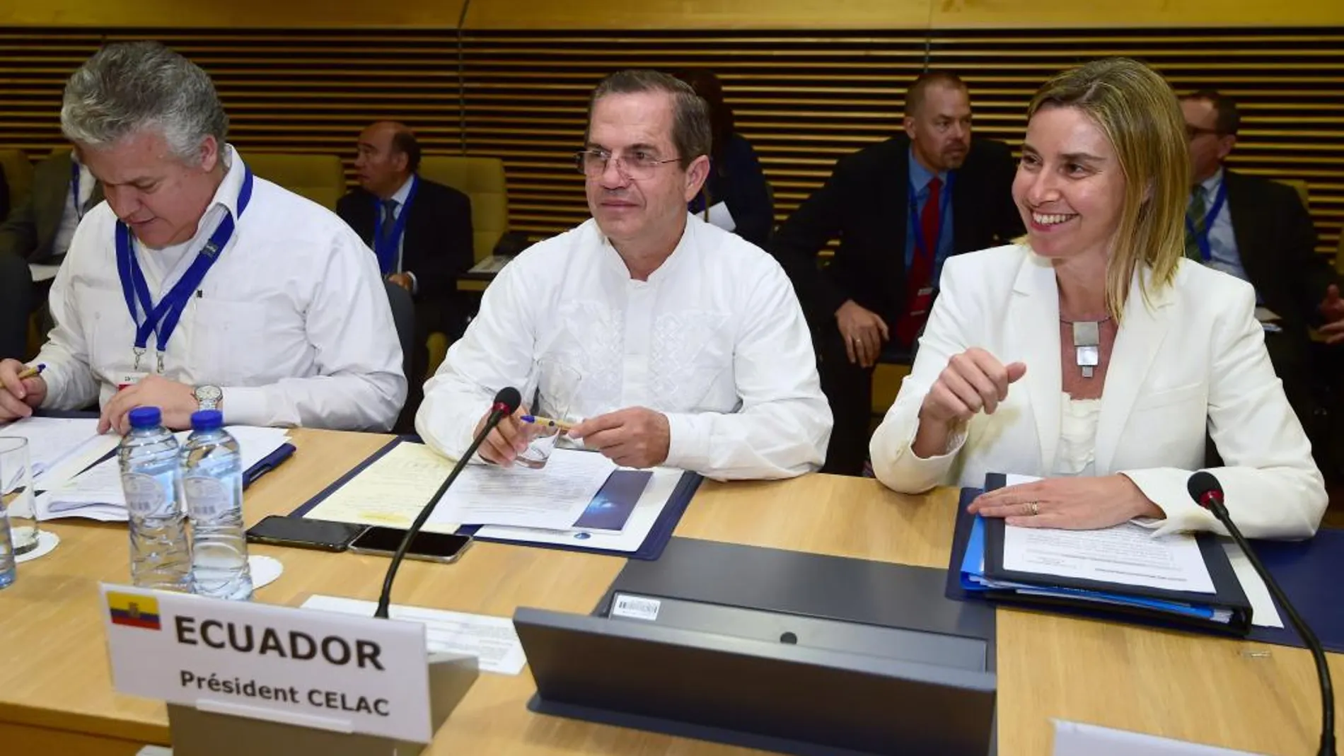 La alta representante para la Política Exterior de la UE, Federica Mogherini (d) y el canciller de Ecuador, Ricardo Patiño (i) durante un acto que reúne a los ministros de la Unión Europea y de la Comunidad de Estados Latinoamericanos y Caribeños (CELAC)