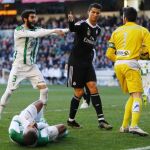 Cristiano Ronaldo y Edimar Fraga (en el suelo), tras la patada que le supuso la expulsión al madridista el sábado en Córdoba