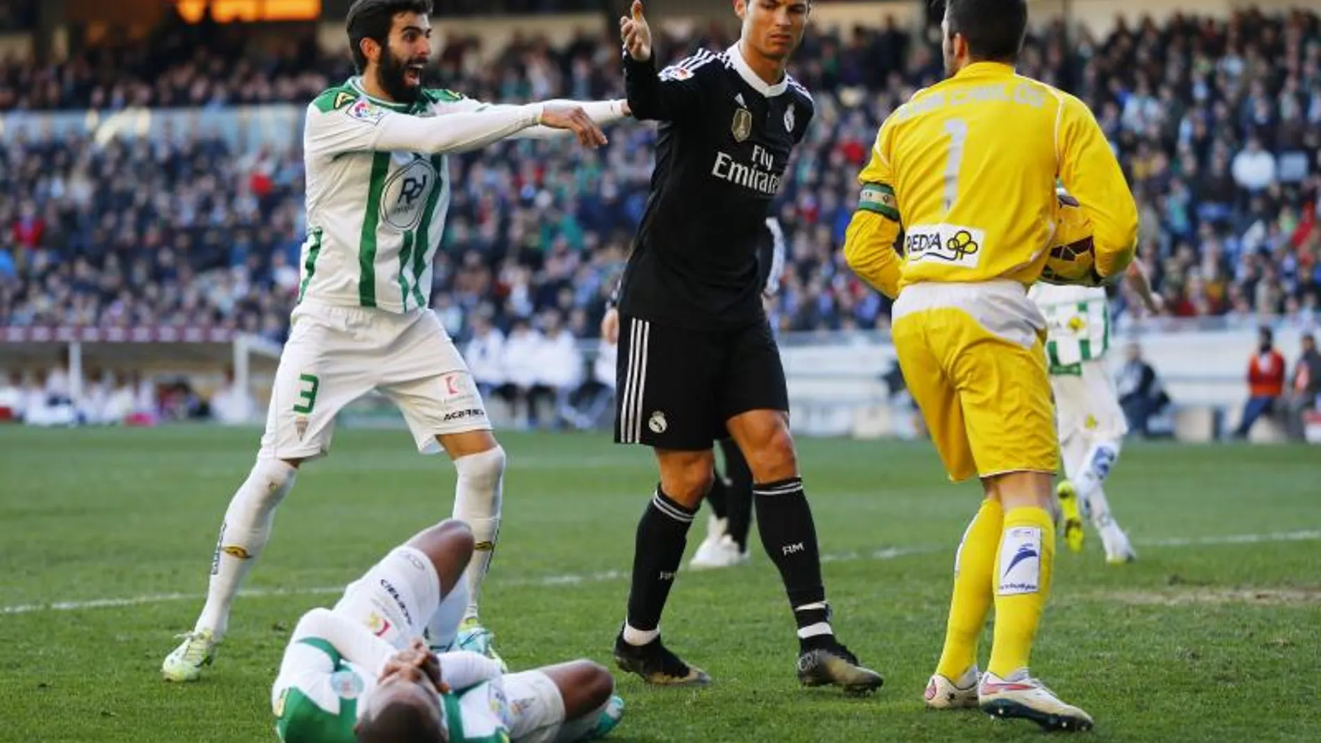 Cristiano Ronaldo y Edimar Fraga (en el suelo), tras la patada que le supuso la expulsión al madridista el sábado en Córdoba