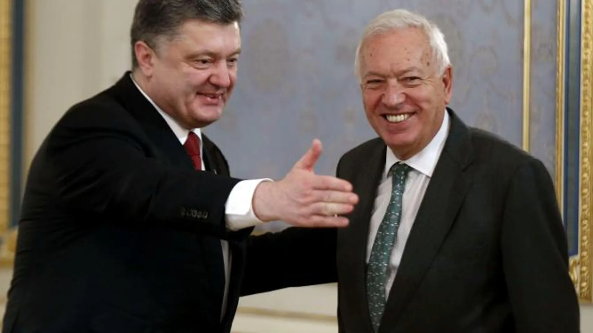 José Manuel García Margallo saluda al presidente de Ucrania, Petró Poroshenko.