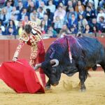 Trofeo. Manuel Escribano cortó una oreja al quinto de la tarde