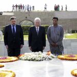 El ministro español de Asuntos Exteriores, José Manuel García-Margallo, y el embajador español en el país, Gustavo de Arístegui, durante su visita a la tumba del Mahatma Gandhi